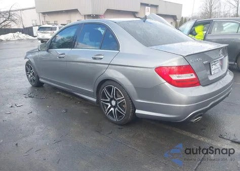 2014 Mercedes-Benz C 350 Sport z USA, uszkodzony, nr VIN WDDGF5HB3EA949484